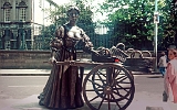 Bronzedenkmal in Dublin, die Muschelverkäuferin "Molly Melone".